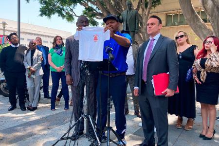 In einem Mammut-Vergleich hat der Kreis Los Angeles eingewilligt, vier Milliarden Dollar an Opfer von sexuellem Missbrauch in Jugendanstalten und Kinderheimen zu zahlen. In einem Mammut-Vergleich hat der Kreis Los Angeles eingewilligt, vier Milliarden Dollar an Opfer von sexuellem Missbrauch in Jugendanstalten und Kinderheimen zu zahlen.