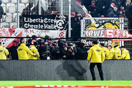 Regionalliga: Lange Unterbrechung nach Ausschreitungen in Jena Regionalliga: Lange Unterbrechung nach Ausschreitungen in Jena