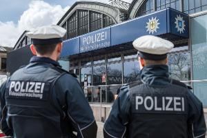 Hamburger Hauptbahnhof: Mann zeigt Streife der Bundespolizei mehrfach den "Hitlergruß"- Bundespolizei leitet Strafverfahren ein-
