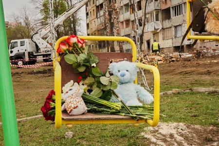 Bei einem russischen Luftangriff in der Ukraine sind mehrere Kinder und Jugendliche getötet worden.