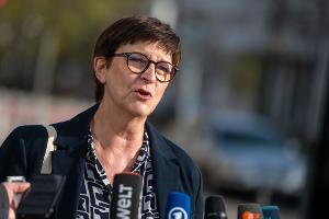 SPD-Chefin Saskia Esken äußert sich vor der Fortsetzung der Verhandlungen in der CDU-Zentrale in Berlin.