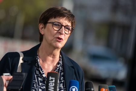 SPD-Chefin Saskia Esken äußert sich vor der Fortsetzung der Verhandlungen in der CDU-Zentrale in Berlin. SPD-Chefin Saskia Esken äußert sich vor der Fortsetzung der Verhandlungen in der CDU-Zentrale in Berlin.