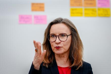 Die Chefin der DB-Güterverkehrstochter Sigrid Nikutta sieht die Transformation des Unternehmens auf Kurs.