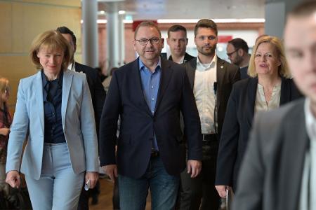 Endlich eine Lösung: Die Unterhändler der Tarifrunde für den öffentlichen Dienst von Bund und Kommunen gehen gemeinsam zur Pressekonferenz. Endlich eine Lösung: Die Unterhändler der Tarifrunde für den öffentlichen Dienst von Bund und Kommunen gehen gemeinsam zur Pressekonferenz.