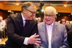 Schon am Samstagabend hatte Thüringens Ministerpräsident Mario Voigt (CDU) den KZ-Überlebenden und heutigen Präsident des Internationalen Komitees Buchenwald-Dora Naftali Fürst mit dem Thüringer Verdienstorden ausgezeichnet.