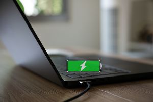Laptops mit vollem Akkuladesymbol