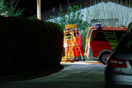 Helfer und ein Notarzt stehen in einer Kleingartenanlage in Wuppertal. Sie können nicht mehr helfen. 