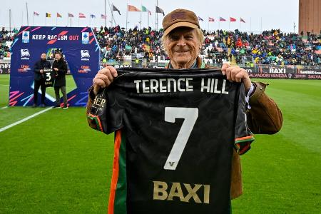 Terence Hill feiert 86. Geburtstag im Fußballstadion Terence Hill feiert 86. Geburtstag im Fußballstadion