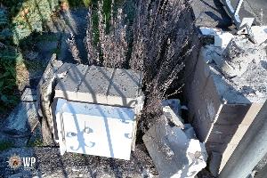 Mit roher Gewalt Mauer beschädigt