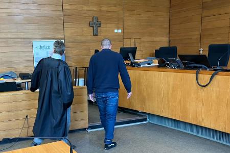Ein 32-Jähriger soll wegen Totschlags an seinem Vater in der Psychiatrie untergebracht werden. (Archivbild) Ein 32-Jähriger soll wegen Totschlags an seinem Vater in der Psychiatrie untergebracht werden. (Archivbild)