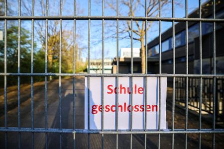 Für 18.000 Schülerinnen und Schüler fand am Montag in Duisburg wegen einer unklaren Bedrohungslage kein Unterricht vor Ort statt. Für 18.000 Schülerinnen und Schüler fand am Montag in Duisburg wegen einer unklaren Bedrohungslage kein Unterricht vor Ort statt.