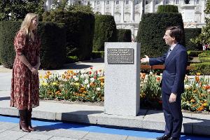 Prinzessin Amalia der Niederlande und Madrids Bürgermeister José Luis Martínez-Almeida enthüllen am neuen Tulpengarten an der Plaza de Oriente eine Gedenktafel.