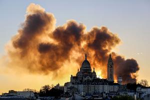 Nach Angaben der Polizei ist keiner der Beschäftigten bei dem Brand in einem Recyclingunternehmen in Paris verletzt worden.