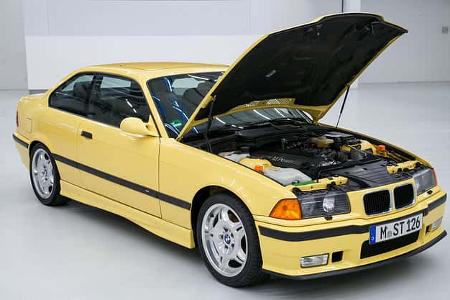BMW M3 E36 Coupé (1993) Dakargelb mit geöffneter Motorhaube