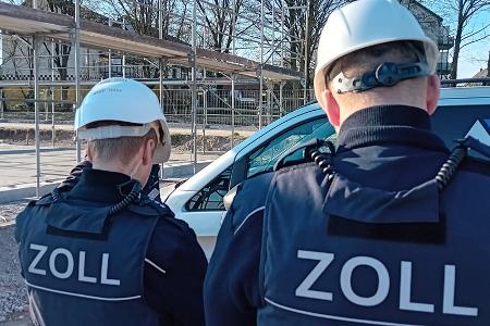 Der Zoll ist tagtäglich im Kampf gegen Schwarzarbeit und illegaler Beschäftigung im Einsatz: Regelmäßig werden auch Baustellen überprüft/Foto: Hauptzollamt Bielefeld Der Zoll ist tagtäglich im Kampf gegen Schwarzarbeit und illegaler Beschäftigung im Einsatz: Regelmäßig werden auch Baustellen überprüft/Foto: Hauptzollamt Bielefeld