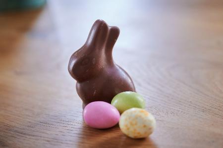 Stumm sitzt er und weiß nichts von der Debatte um ihn: der Schoko-Osterhase. (Symbolbild) Stumm sitzt er und weiß nichts von der Debatte um ihn: der Schoko-Osterhase. (Symbolbild)