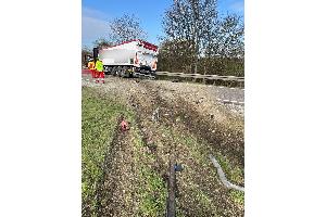 Getreidelaster fährt in den Straßengraben