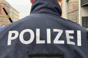 In Wien hat ein Vierjähriger einen Sturz aus dem fünften Stock mit Prellungen überlebt .