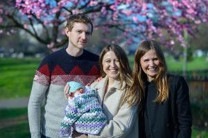 Vater, Mutter, Tante: Große Freude über das Baby.