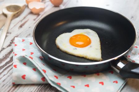 Sie haben einen hohen Cholesterinspiegel? Eine gesündere Zusammensetzung der Lebensmittel ist dann sinnvoller, als sich ausschließlich Eier zu verbieten.