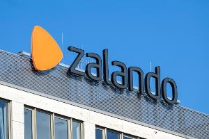 Zalando streicht rund 450 Arbeitsplätze am Firmensitz in Berlin. (Archivbild)