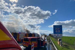 LKW-Brand auf der A4 - beide Fahrtrichtungen voll gesperrt