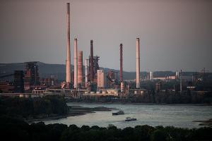 Thyssenkrupp belädt wegen der niedrigen Wasserstände seine Schiffe etwas weniger, um den Tiefgang zu verringern. (Archivbild)