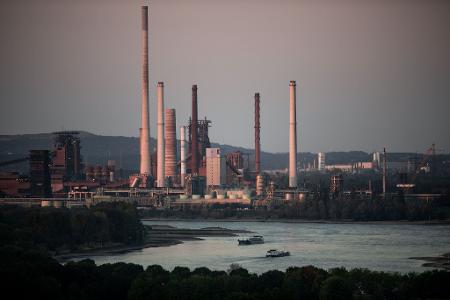 Thyssenkrupp belädt wegen der niedrigen Wasserstände seine Schiffe etwas weniger, um den Tiefgang zu verringern. (Archivbild) Thyssenkrupp belädt wegen der niedrigen Wasserstände seine Schiffe etwas weniger, um den Tiefgang zu verringern. (Archivbild)