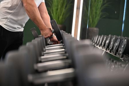 Hanteltraining, um fit zu bleiben: In Smart Gyms kann es passieren, dass sonst niemand im Raum ist.