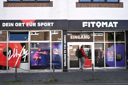 Mit der Handy-App kommen Kunden rein in das Fitnessstudio Fitomat. Kameras überwachen den Innenraum. 