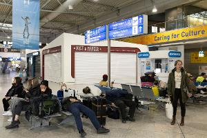 Die Fluglotsen streiken mit - zum Ärger der Reisenden, die ausharren müssen