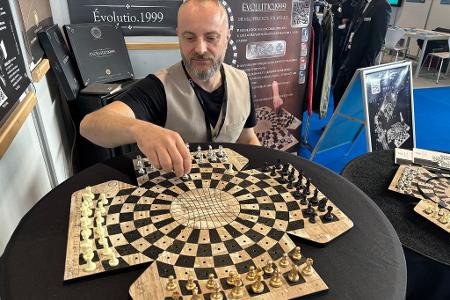 Bewegliche Spielfelder und 4 Gegner: Schachspiel der Superlative. 