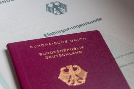 Die dreijährige Wartefrist gilt aktuell nur für Ausländer mit besonderen Integrationsleistungen. Alle anderen Einbürgerungswilligen müssen fünf Jahre warten. (Symbolbild)
