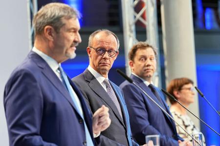 Vor Hunderten von Journalisten und Journalistinnen stellen die vier Parteivorsitzenden die Grundzüge des zwischen ihnen vereinbarten Koalitionsvertrags vor.