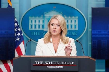 Pressesprecherin Karoline Leavitt erklärte dem Bericht zufolge, dass es ein politischer Grundsatz sei, dass das Weiße Haus Reportern nicht antworte, die Pronomen in ihren Signaturen hätten. Pressesprecherin Karoline Leavitt erklärte dem Bericht zufolge, dass es ein politischer Grundsatz sei, dass das Weiße Haus Reportern nicht antworte, die Pronomen in ihren Signaturen hätten.