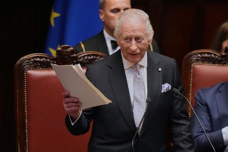 Der König sprach lange im italienischen Parlament. 
