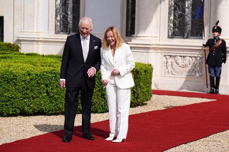 Charles und Italiens Regierungschefin Giorgia Meloni zeigten sich zusammen auf dem roten Teppich.