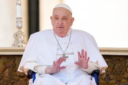 Papst Franziskus hat Großbritanniens König Charles III. und dessen Frau Königin Camilla zu einem privaten Gespräch im Vatikan empfangen. Papst Franziskus hat Großbritanniens König Charles III. und dessen Frau Königin Camilla zu einem privaten Gespräch im Vatikan empfangen.