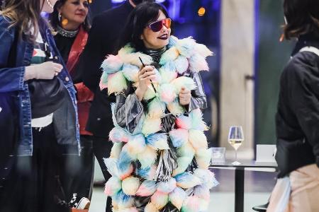 Skurriler Look: Sängerin Björk zieht wieder die Blicke auf sich Skurriler Look: Sängerin Björk zieht wieder die Blicke auf sich