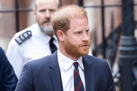 Zwischenfall: Prinz Harry von Bodyguards aus Saal eskortiert Zwischenfall: Prinz Harry von Bodyguards aus Saal eskortiert