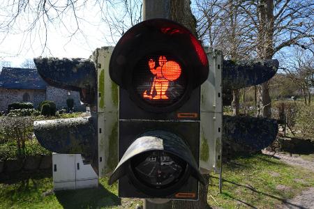 An der B76 bei Haithabu regeln nun Wikinger den Verkehr.