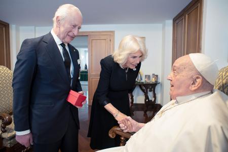Der königliche Besuch im Vatikan war das erste offizielle Treffen des Papstes seit dessen Rückkehr. Der königliche Besuch im Vatikan war das erste offizielle Treffen des Papstes seit dessen Rückkehr.
