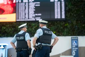 Eine Person - 32 Ausweisdokumente. Zoll und Bundespolizei stoppen Mann vor der Ausreise.