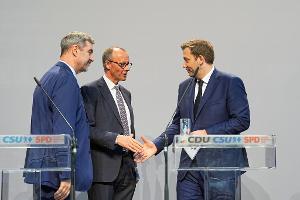 Bisher ist der Vertrag nur per Handschlag der Parteichefs besiegelt. (Archivbild vom 9. April)