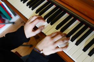 Die Zahl der Hobbymusikerinnen und -musiker in Deutschland hat zugenommen. Das hat eine Studie ergeben. Klavier spielen ist dabei besonders beliebt. 