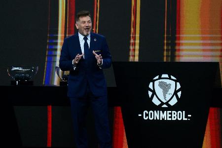 CONMEBOL-Präsident Dominguez bestärkt Forderung nach Riesen-WM CONMEBOL-Präsident Dominguez bestärkt Forderung nach Riesen-WM