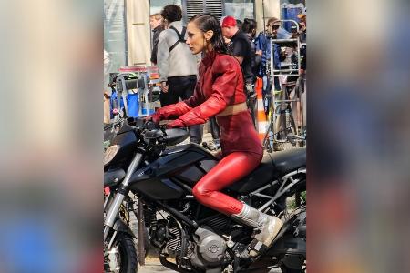 Bella Hadid heizt Paris mit rotem Latexanzug ein Bella Hadid heizt Paris mit rotem Latexanzug ein
