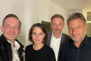 Es sah so cool aus und war doch Arbeit: Das Selfie der einstigen Gegner von Grünen und FDP bei der Bildung der Ampel-Koalition. (Archivbild)
