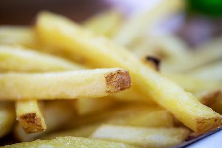 Insgesamt wurden im Jahr 2024 in Deutschland knapp 390.000 Tonnen Tiefkühl-Pommes verkauft, mehr als die Hälfte davon im Lebensmittelhandel.