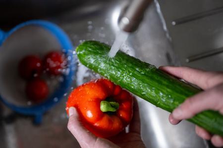 Für Paprika und Gurken müssen Kunden deutlich mehr bezahlen als vor einem Jahr. Für Paprika und Gurken müssen Kunden deutlich mehr bezahlen als vor einem Jahr.